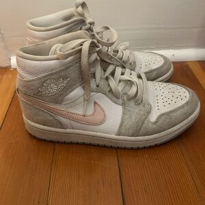 Jordan 1 Mid SE
Light Iron Ore (Women's) size 6